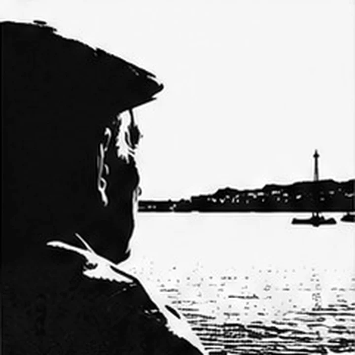 Hombre mayor de perfil mirando la bahía